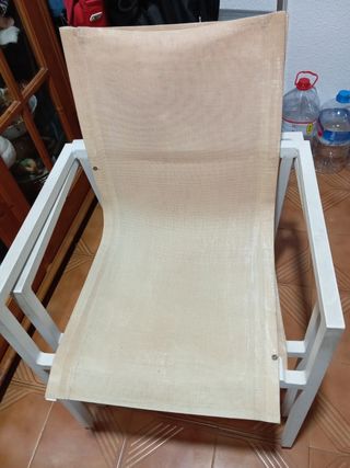 Silla de terraza beige y blanca