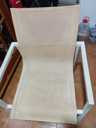 Silla de terraza beige y blanca