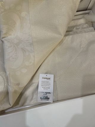 Mantel de mesa beige y blanco de tela