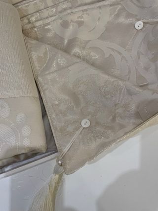 Mantel de mesa beige y blanco de tela