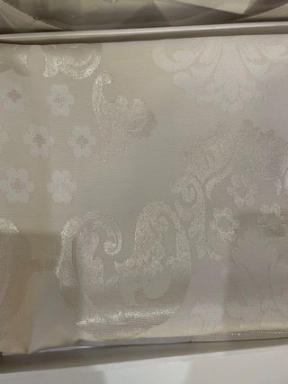 Mantel de mesa beige y blanco de tela