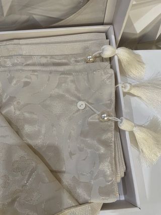 Mantel de mesa beige y blanco de tela