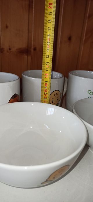 Set di tazze e ciotole per bambini. Nuovo di zecca
