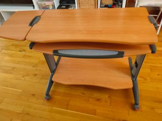 Mesa escritorio madera y metal con ruedas
