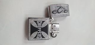 Encendedor tipo Zippo con diseño de moto