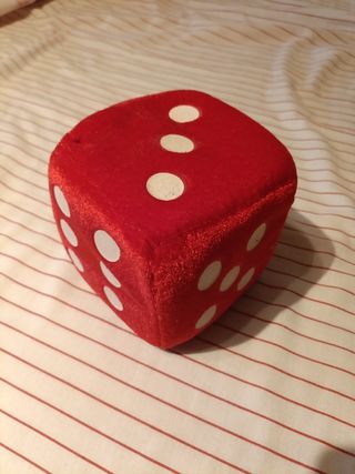 Dado de peluche rojo
