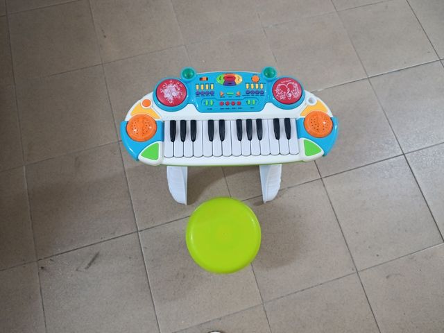 Piano infantil con taburete y microfono