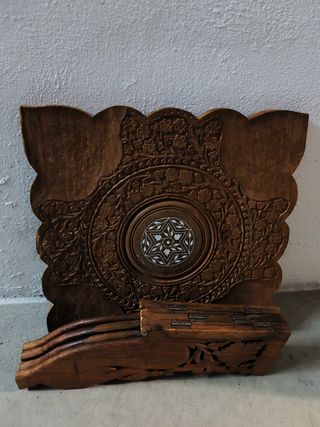 Mesa auxiliar de madera tallada