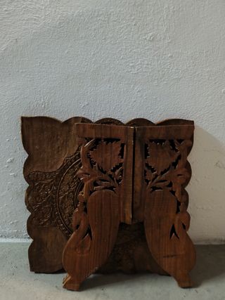 Mesa auxiliar de madera tallada