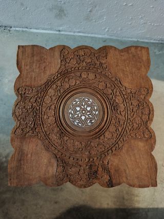 Mesa auxiliar de madera tallada