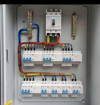 Caja de fusibles y protectores eléctricos