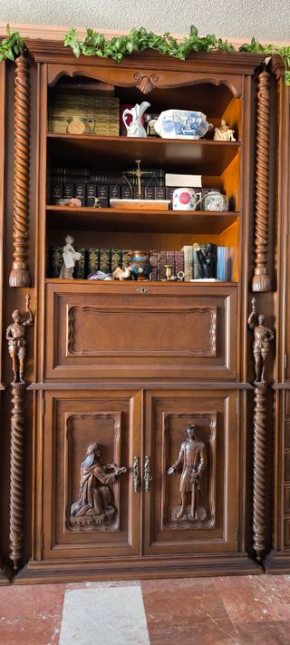 Mueble de salón de madera y cristal