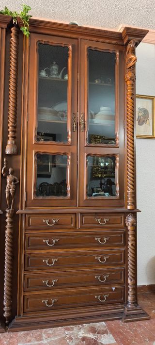 Mueble de salón de madera y cristal