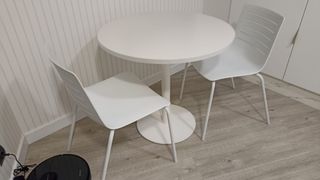 Mesa y 2 Sillas Blancas