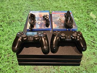 PS4 Pro Negra + 2 Mandos + 2 Juegos, 1TB.