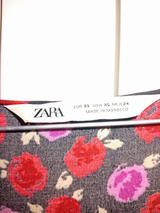 Vestido Zara flores rosa y rojo Marta Ortega
