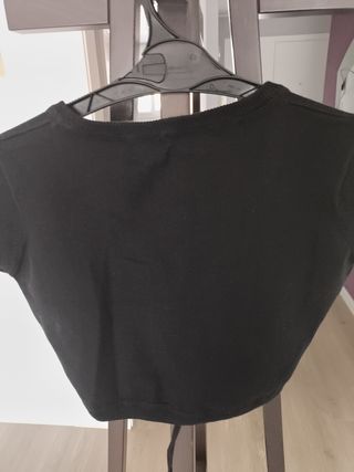 Chaqueta crop negra y rosa calada.