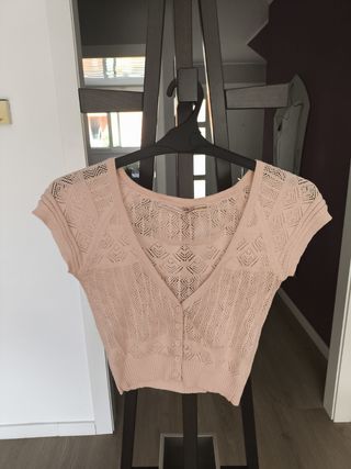 Chaqueta crop negra y rosa calada.
