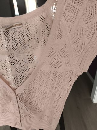 Chaqueta crop negra y rosa calada.