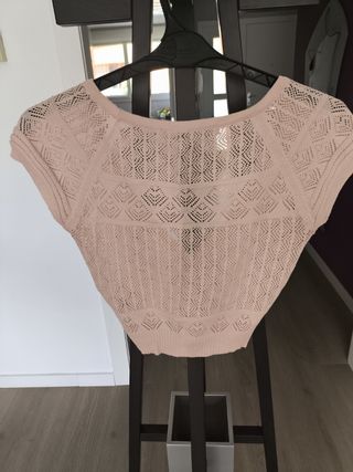 Chaqueta crop negra y rosa calada.
