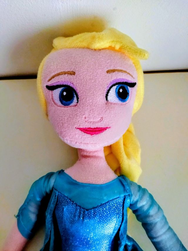 DVD Frozen Sing Along + muñecas Elsa y Ana