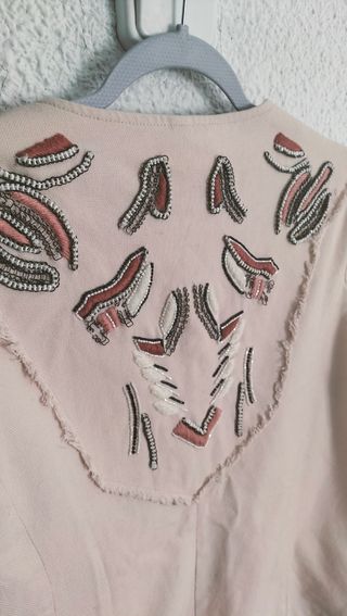 Chaqueta Beige con Bordado