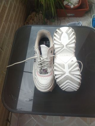 Zapatos Bershka Hello Kitty Blancos y Rosas