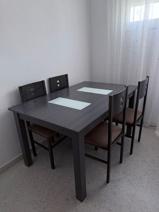 Mesa de comedor extensible y 4 sillas.