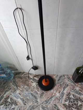 Lámpara de pie negra y naranja