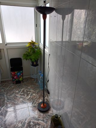 Lámpara de pie negra y naranja