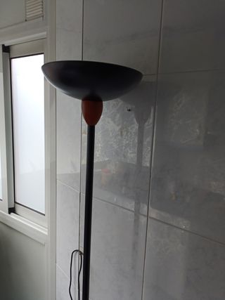 Lámpara de pie negra y naranja