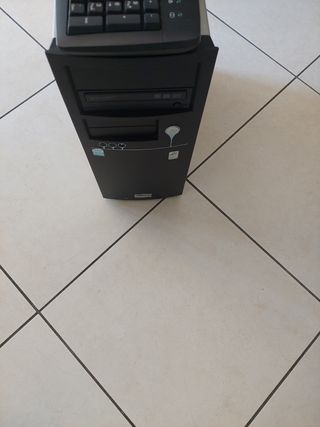 PC Personale Intel Nero con tastiera e formattato