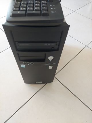 PC Personale Intel Nero con tastiera e formattato