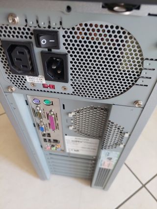 PC Personale Intel Nero con tastiera e formattato