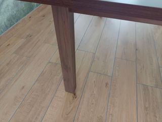 Mesa extensible de comedor de madera y cristal.