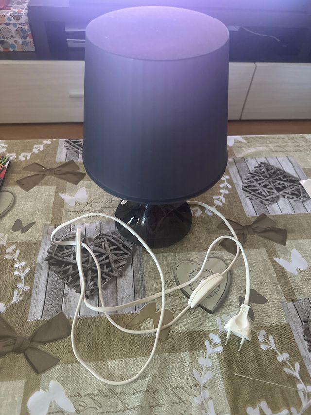 Lámpara de mesita negra y blanca