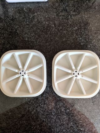 2 ciotole di plastica bianche