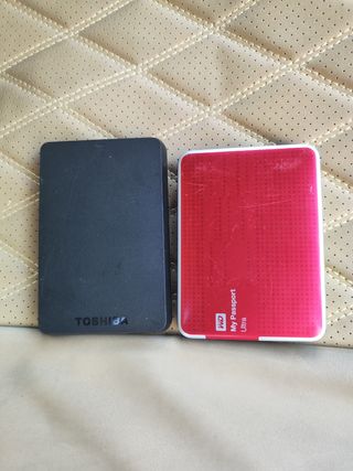 2 dischi rigidi esterni Toshiba e WD da 1 TB