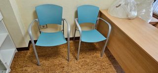 Sillas de oficina azules y plateadas
