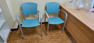 Sillas de oficina azules y plateadas