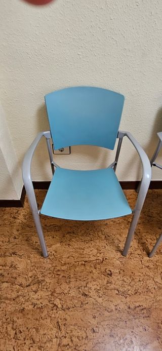 Sillas de oficina azules y plateadas