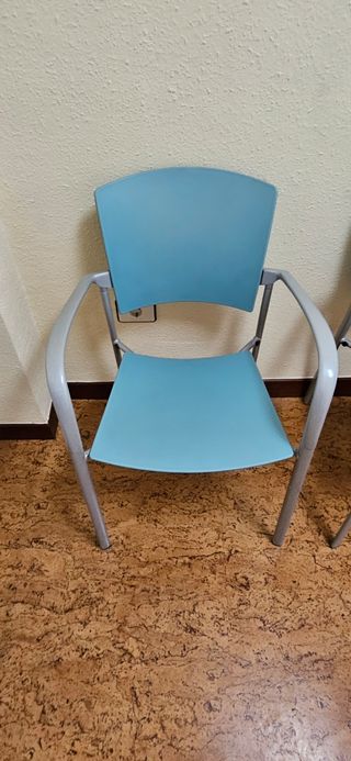 Sillas de oficina azules y plateadas