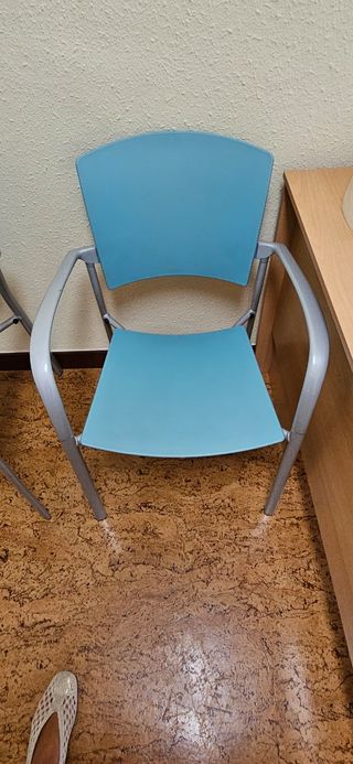 Sillas de oficina azules y plateadas