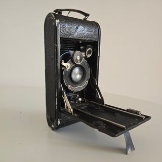 Cámara fotográfica antigua plegable