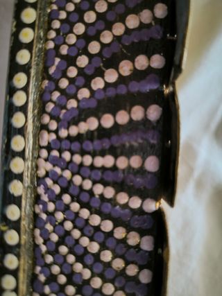 Xilófono de metal con baqueta