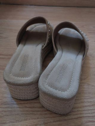 Sandalias plataforma Brownie beige tachuelas