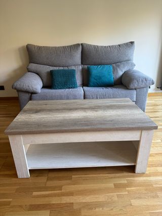 Mesa de centro de salón madera y beige.