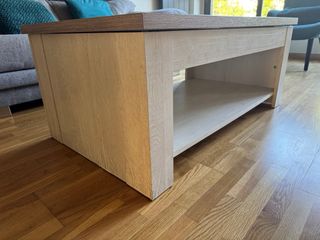 Mesa de centro de salón madera y beige.