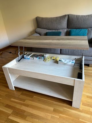Mesa de centro de salón madera y beige.