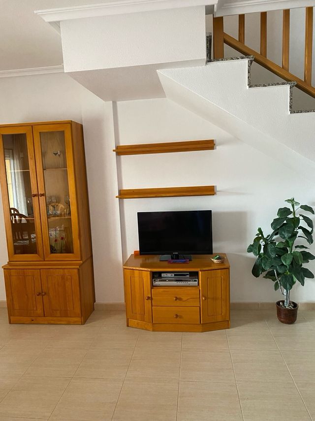 Mueble TV y vitrina de madera